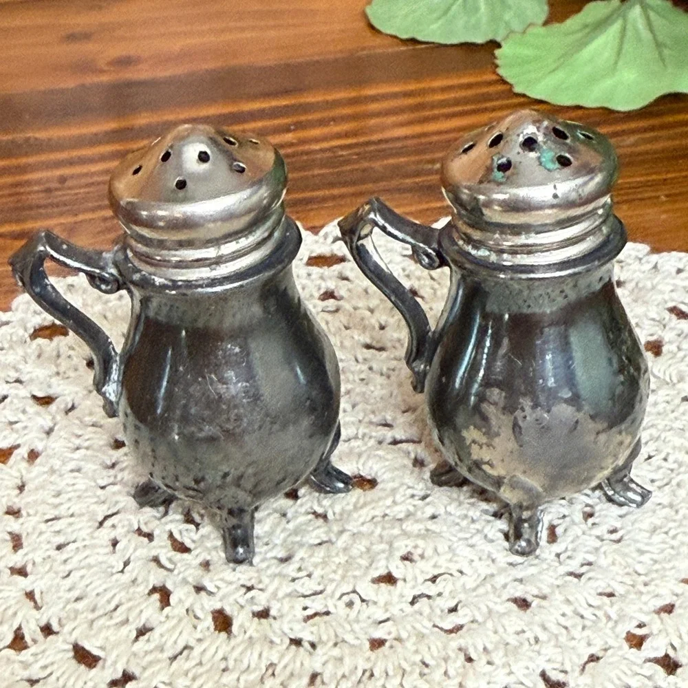 Unbranded Salt & Pepper Shakers Silver Good Vintage Footed Crest
